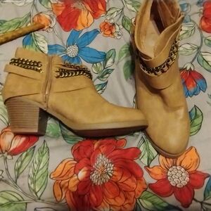 Elegant Tan Heeled Boots with Leather Finish